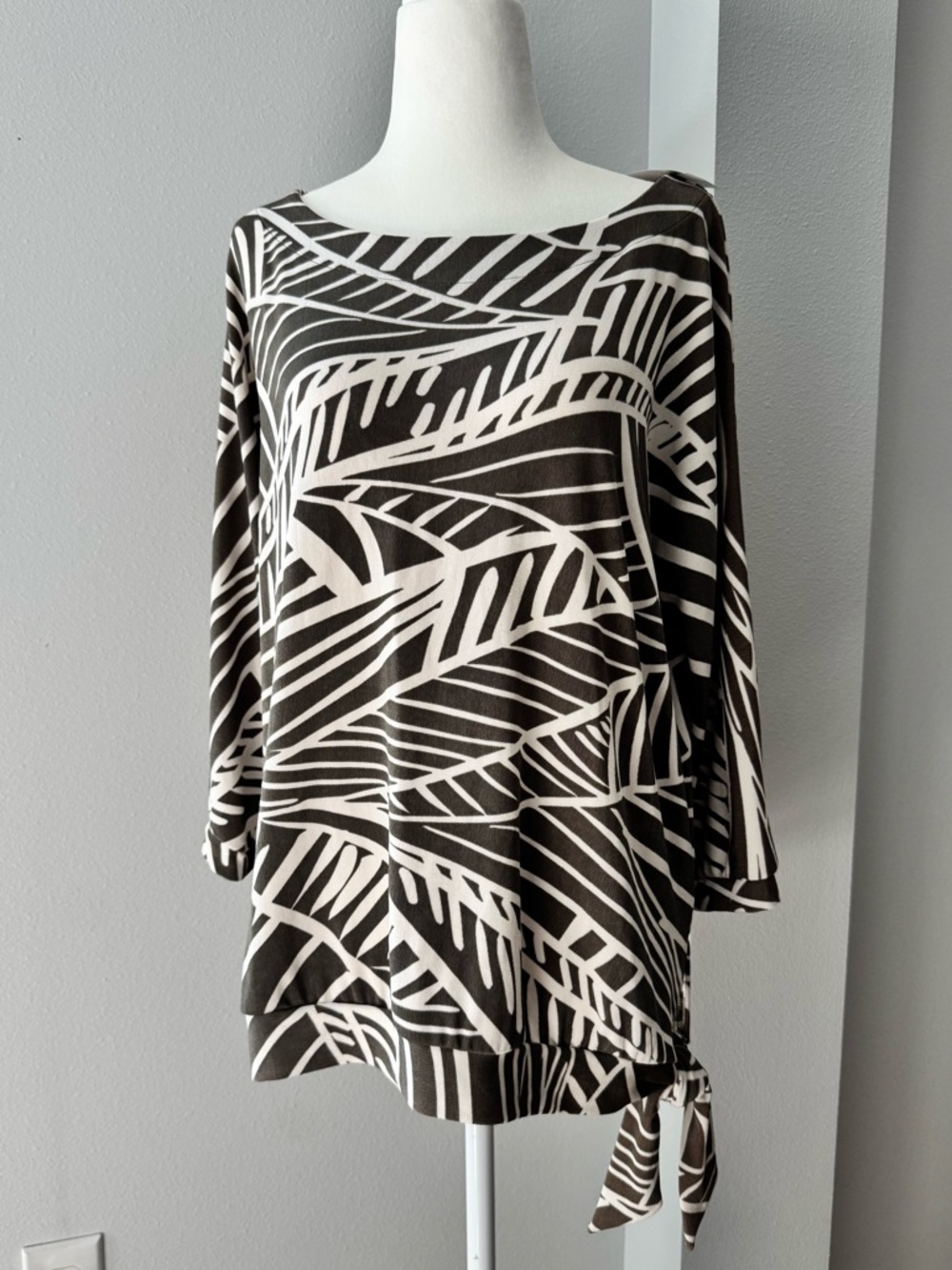 Chico’s Travelers Linear Leaves side tie dolman top Fatigue green size 1 medium